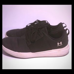 Under Armour - Sz 6W boys 👟 Black